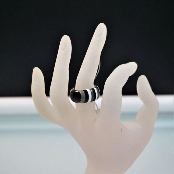 Black And White Striped Ring Retro Mod Plastic Size 6.5 New Tags - Picture 1 of 5